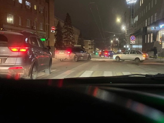 В центре Курска в ДТП попали BMW 525 и Lada Priora: ранена девушка-водитель