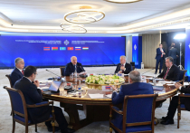По мнению президента Белоруссии Александра Лукашенко, украинские граждане в ближайшее время начнут подталкивать власти страны к переговорам с Россией