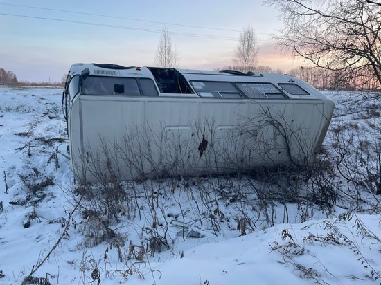 В опрокинувшемся под Новосибирском автобусе пострадала пенсионерка