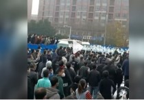 По Сети распространилось видео, где рабочие крупнейшего в Китае завода по сборке iPhone начали столкновенияс полицией, некоторые из них были в защитном снаряжении