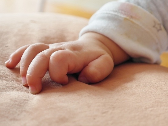 Омские власти выплатят 20 тысяч рублей родителям первого рожденного в 2023 году ребёнка