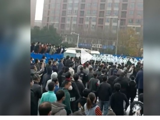 Начались столкновения рабочих с полицией на крупнейшем в мире заводе iPhone в Китае