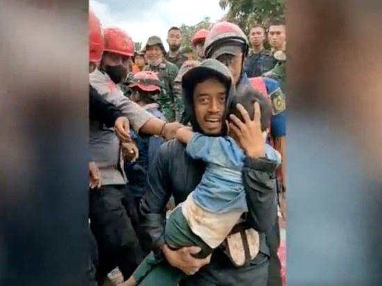 Маленького мальчика вытащили живым из-под завалов после землетрясения в Индонезии