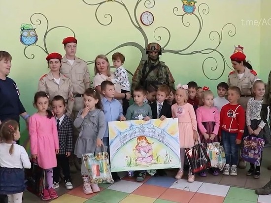 Сотрудники Росгвардии провели гуманитарную акцию для детей в ЛНР