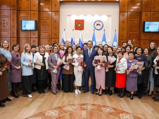 Айсен Николаев вручил матерям Якутии государственные награды