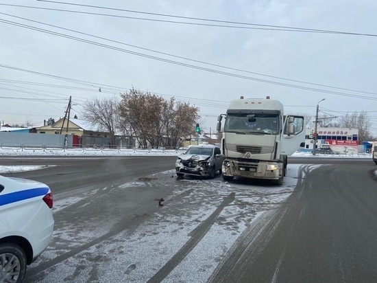 В Челябинске столкнулись большегруз и легковушка