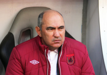 Курбан Бердыев попросил руководство иранского футбольного клуба "Трактор" освободить его от должности главного тренера