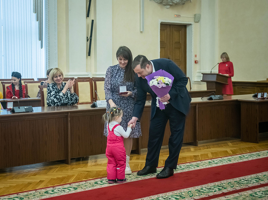 Алексей Островский наградил многодетных матерей орденом «Материнская слава»