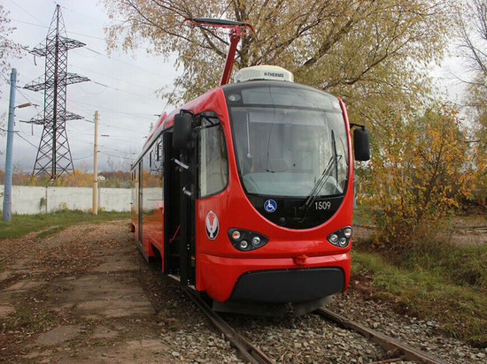 Оборванные ледяным дождем трамвайные сети в Казани восстанавливают