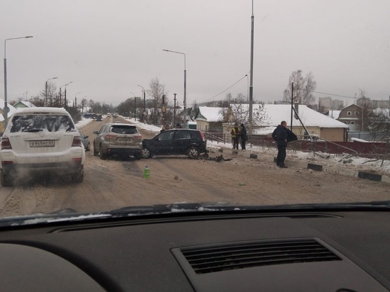 В Твери на съезде с Крупского моста столкнулись три автомобиля