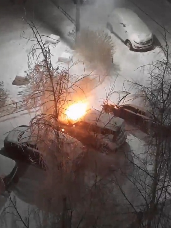В Тверской области ночью во дворе многоквартирного дома горела Kia
