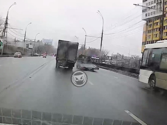 В Пензе эвакуатор лишился колеса на ходу
