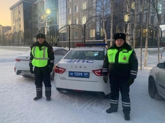 На трассе Ямала полицейские нашли замерзающего автомобилиста и отправили его в город на попутке