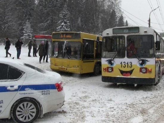 В столкновении автобуса и троллейбуса в Ижевске пострадали пожилая женщина и ребенок