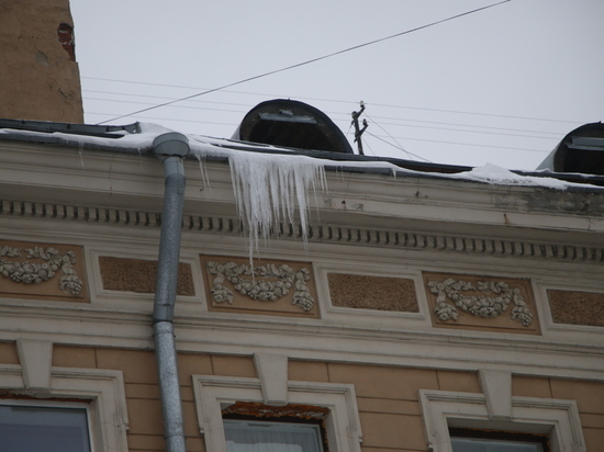 Петербуржец отсудил у коммунальщиков более 100 тысяч рублей за падение льда на его машину