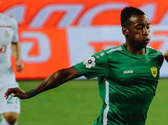 Футболист сборной Камеруна сыграл матч с флагом России на бутсах