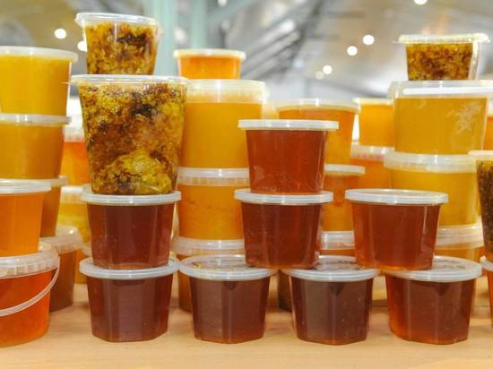 Ученые объяснили, почему сахар лучше всего заменять медом