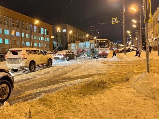 В центре Ижевска в снегу застрял трамвай