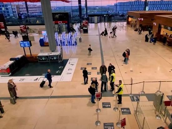 Аэропорт Берлина приостановил авиарейсы из-за выходки экоактивистов
