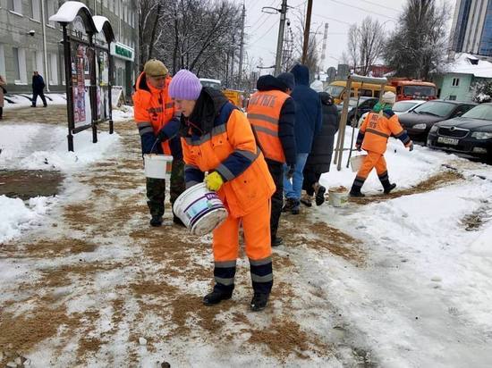 Белгородские коммунальщики за сутки израсходовали 1,3 тысячи тонн пескосоляной смеси