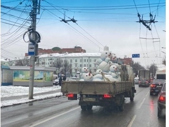 В центре Рязани засняли грузовик со снеговиками