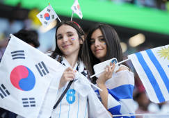 Лучшие фото ЧМ-2022, день 5: ножницы Ришарлисона, яркие корейцы и Роналду на трибуне