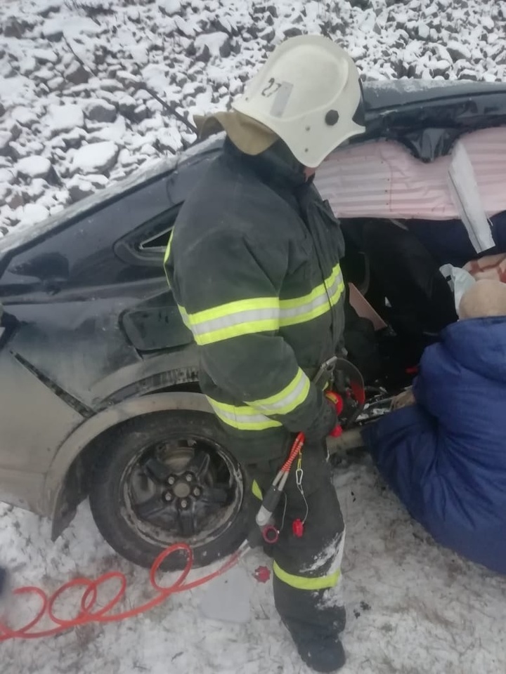 En Carélie, les sauveteurs ont extrait une conductrice blessée d'une voiture