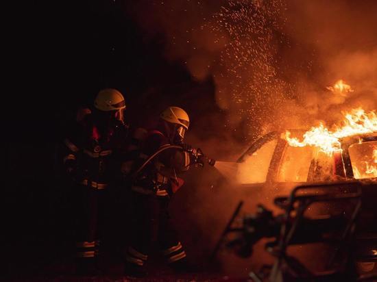 Четверо пожарных тушили автомобиль на юге Сахалина