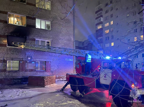 В Томске поздно вечером 24 ноября горел дом коридорного типа на Вершинина