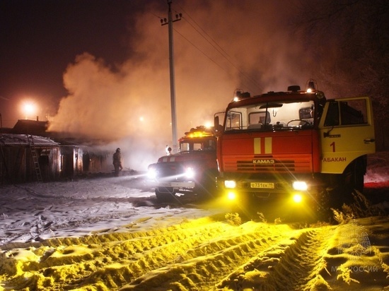 В Черногорске горел автомобиль, а в Абакане – баня