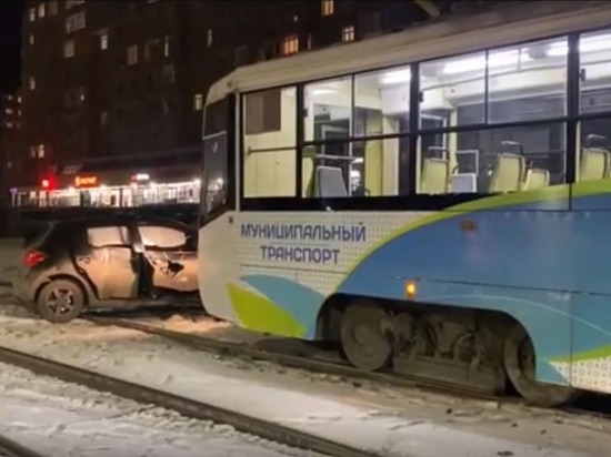 Протащил несколько метров: в Омске столкнулись трамвай и легковая машина