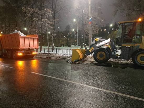 В Челябинске ночью задействовали максимальное количество техники для уборки снега