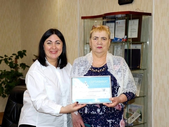 Ветеран Ямала получила от главы Лабытнанги сертификат на переезд в Москву