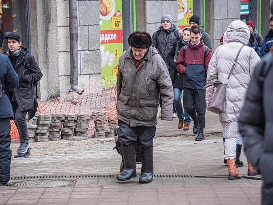 У 80-летнего томича грабитель вырвал 10 тысяч рублей в подъезде дома