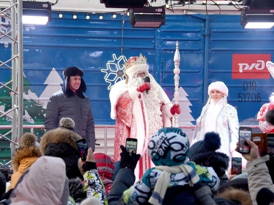 Барнаульцы встретили поезд Деда Мороза