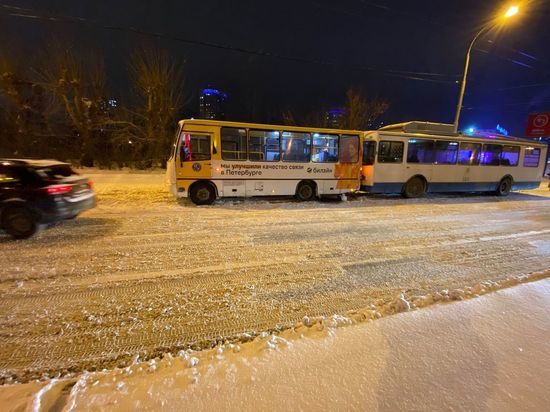 Девочка получила травмы в столкновении троллейбуса и автобуса в Екатеринбурге