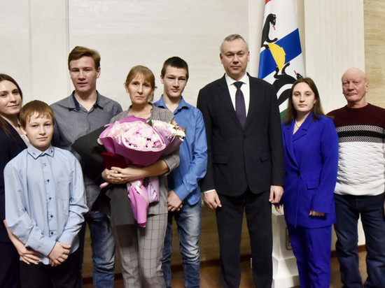 В правительстве Новосибирской области многодетным мамам вручили знак отличия «За материнскую доблесть»