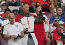 Английским болельщикам в Катаре запретили наряжаться в средневековые образы с красным прямым крестом Святого Георгия на матче чемпионата мира по футболу против США, потому что одежда крестоносцев «оскорбляет мусульман»