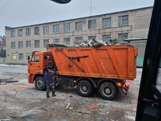 Со стихийной свалки в Казани вывезли 13 машин мусора, но отходов добавляют