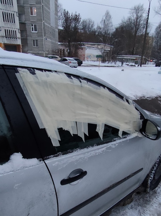 Заботливый житель Твери заклеил скотчем стекло чужого автомобиля