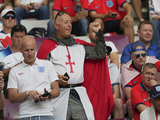 Одеяния англичан с крестом святого Георгия на футбольном первенстве в Катаре сочли «оскорбительными»