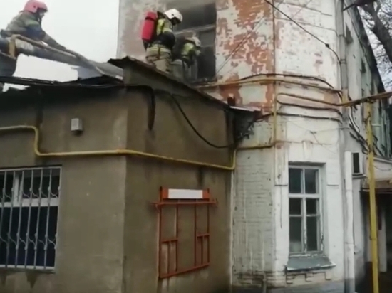В центре Краснодара загорелась кровля малоэтажного дома