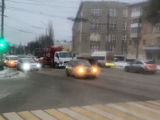 В Туле на проспекте Ленина образовалась пробка из-за ДТП с автовышкой