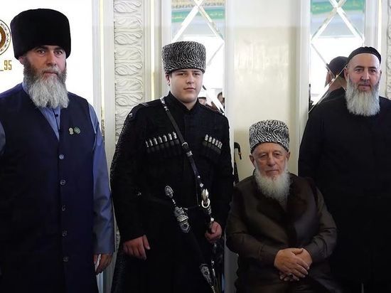Старейшина рода Кадыровых подарил папаху внуку первого президента Чечни