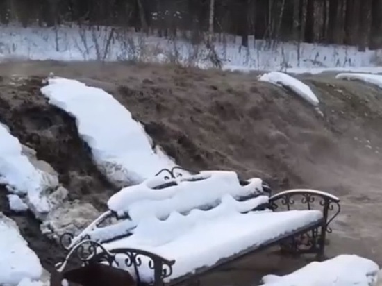 В Томске огромные потоки воды размывают улицу Балтийскую