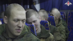 Минобороны показало кадры встречи вернувшихся из плена российских военных
