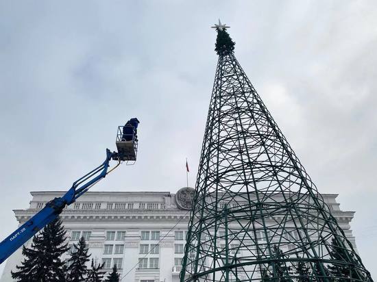 В областном центре Кузбасса приступили к монтажу веток новогодней ели