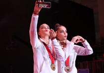 Знаменитые гимнастки Дина и Арина Аверины показали, чем они с сестрой занимаются в зале. Оказалось, иногда 24-летние спортсменки не прочь немного расслабиться и пошутить.