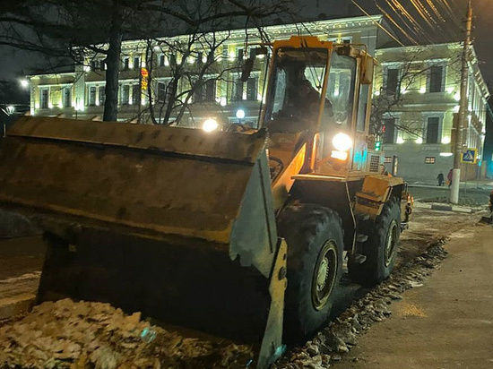 В Туле улицы чистят от снега 160 рабочих