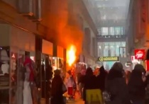 Огонь, вспыхнувший на Бауманской улице в торговом центре «Елоховский пассаж», потушили